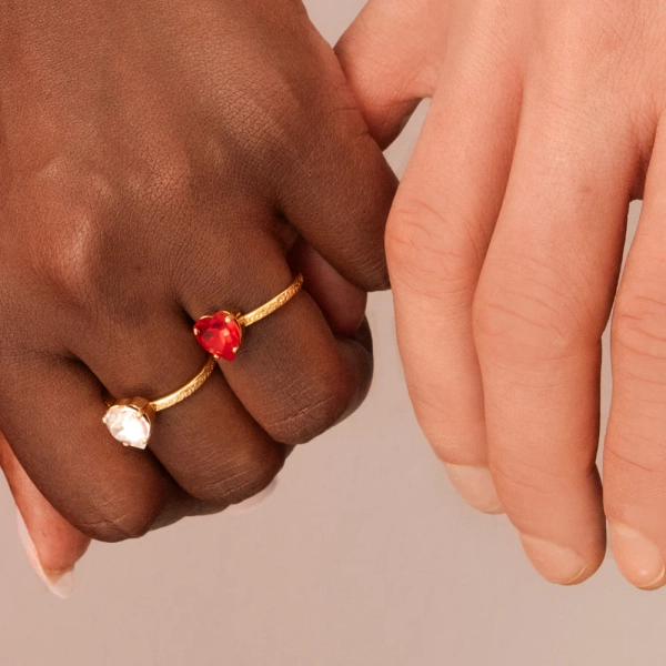 djup röd Swarovski-kristall. Elegant och romantisk design.