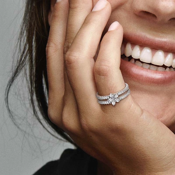 Glittrande Snöflinga Dubbel Ring - PANDORA - Snabb frakt & paketinslagning - Nordicspectra.se