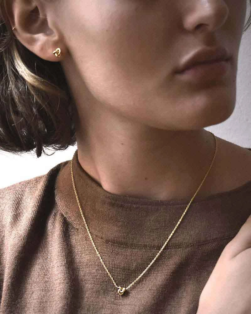 Le Knot Drop Necklace Gold - Drakenberg/Sjölin - Suuri valikoima & ilmainen lahjapaketointi - Nordicspectra.fi