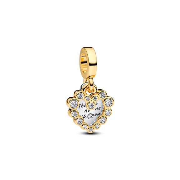 Mutter funkelnder Doppel-Charm aus Gold. Eine Hommage an die Kraft der Mutterschaft und die Tiefe der Liebe. Herzförmige Anhänger aus Sterlingsilber und 14-karätigem Gold mit funkelnden Steinen und dem Text „You are unique“.