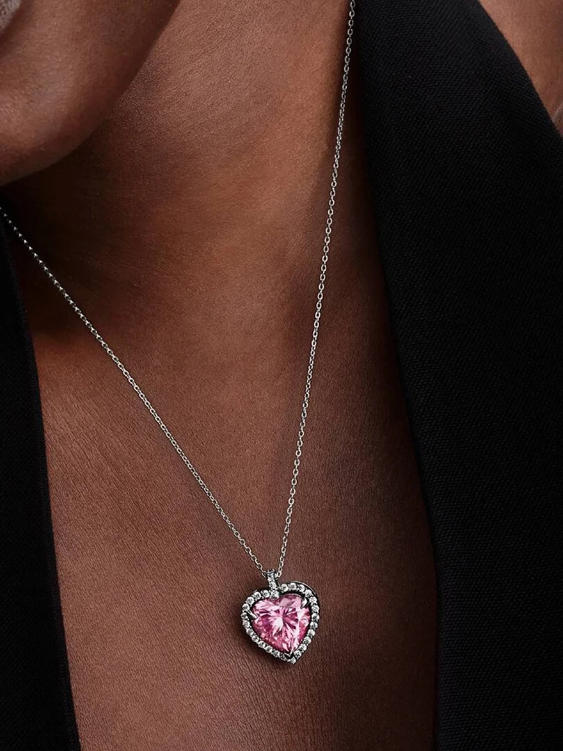 Rosa Sten Collierhalsband från Pandora. Ett hjärta av rosa kubisk zirkonia omringat av gnistrande stenar bildar en strålande cirkel som dansar längs kedjan och fångar ljuset i varje steg. Ett smycke som utstrålar elegans och romantik.