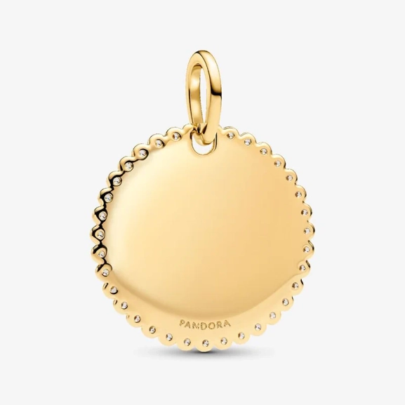 Elegant hängsmycke från Pandora med 14 karat guldplätering och gnistrande stenar. Låt detta Rund Glittrande Bricka Hängsmycke Guld bli en del av din signaturstil för extra glamour och lyxig touch.