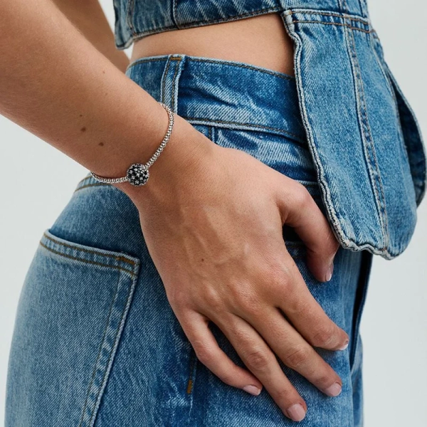 SS24_A_PDP_Model_Single_35_1x1_RGB