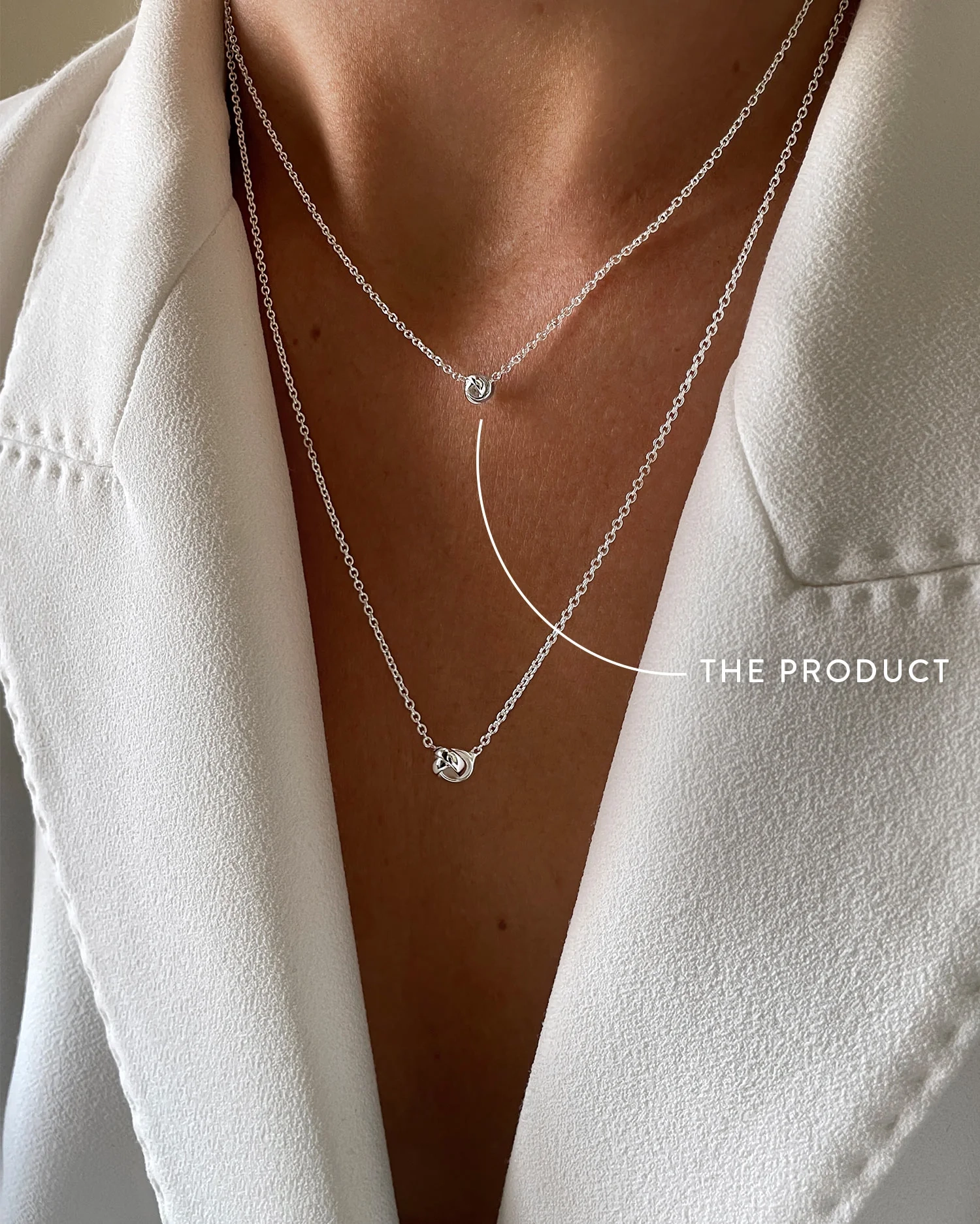 kort silverhalsband med polerad knut