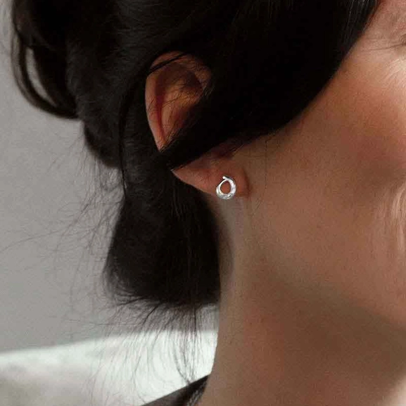 Ocean Drop Studs - Drakenberg Sjölin Örhängen - Snabb frakt & paketinslagning - Nordicspectra.se