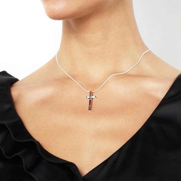 Little Simon Cross Pendant - Efva Attling halsband - Snabb frakt & paketinslagning - Nordicspectra.se