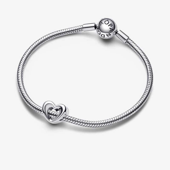 Radiant Open Heart Charm - PANDORA - Suuri valikoima & ilmainen lahjapaketointi - Nordicspectra.fi