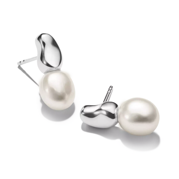 Natural Beauty Stiftörhängen med Pärlor från Thomas Sabo i återvunnet metall med unikt formade sötvattenspärlor.