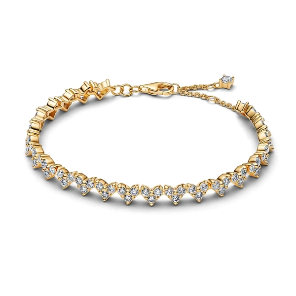 Armband mit funkelnden Herzen und 14-karätiger Vergoldung aus der Pandora Timeless Kollektion.