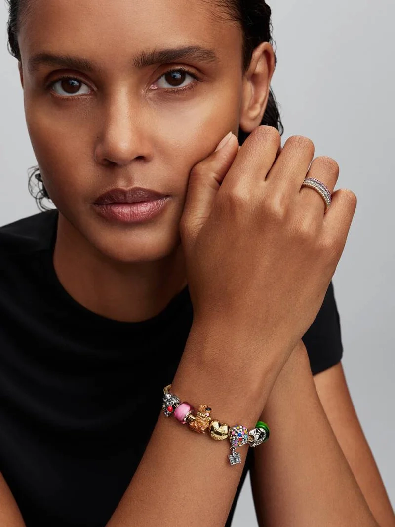 emaliyksityiskohtia ja kaiverrettu teksti.