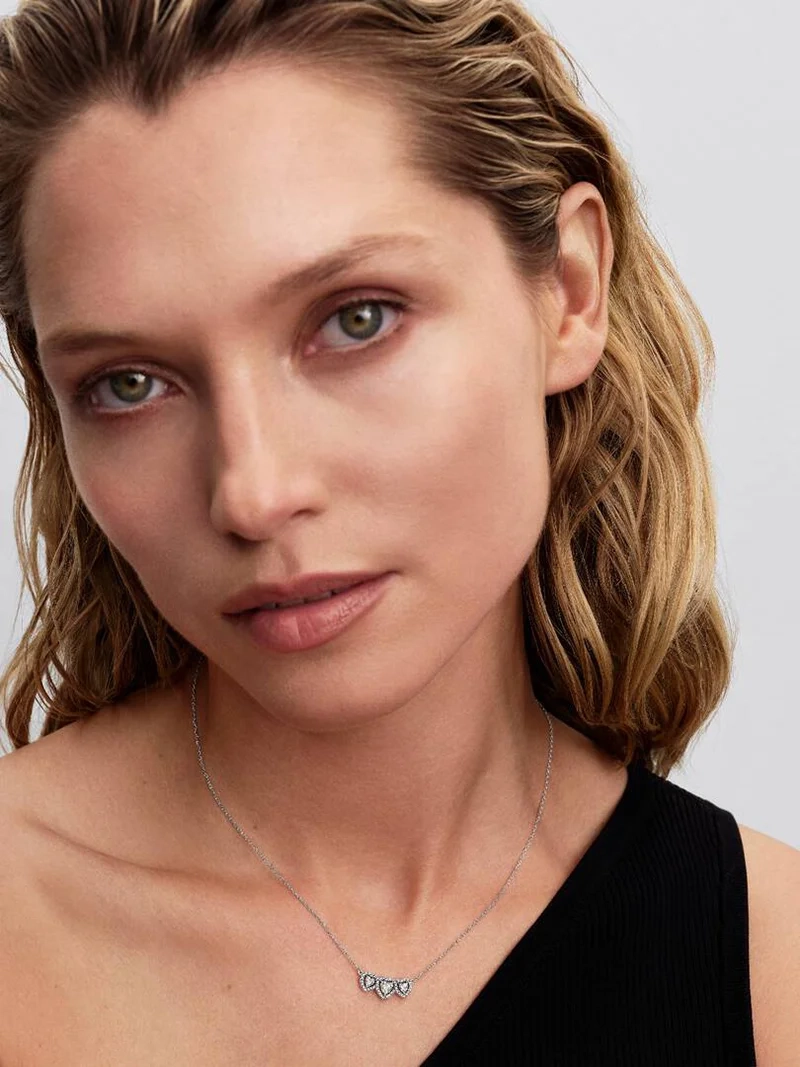 Halsband med tre hjärtformade kubiska zirkoniastenar från Pandora Timeless kollektionen. Eleganta stenar i perfekt cirkel