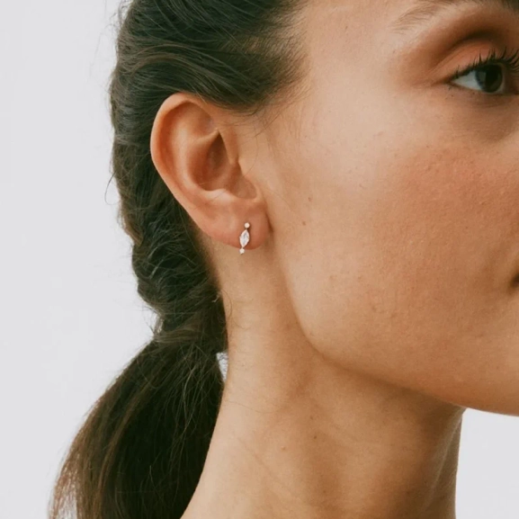 Lyxigt presentset från Edblad med justerbart halsband och örhängen i 14K guldpläterat stål med cubic zirconia-stenar