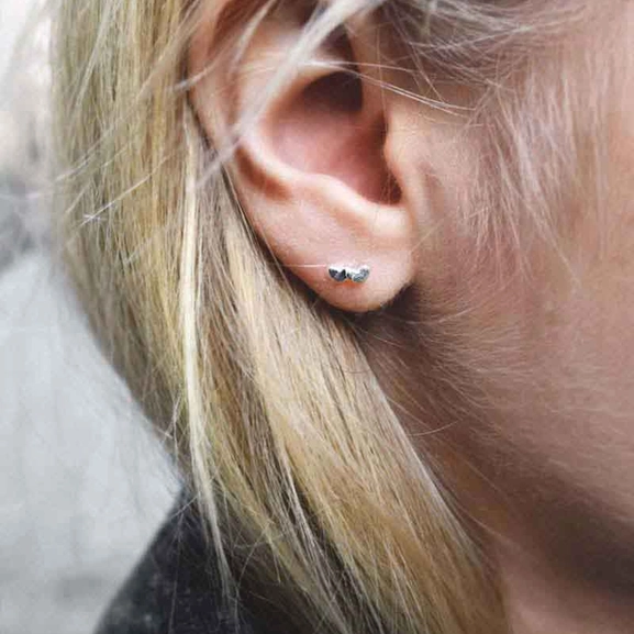 Loving Heart Studs - Drakenberg Sjölin Örhängen - Snabb frakt & paketinslagning - Nordicspectra.se