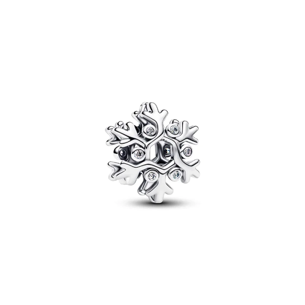 Der Pandora Schneeflocken-Charm aus glänzendem Sterlingsilber mit funkelnden Zirkonia fängt die herrliche Schönheit des Frosts ein und verleiht Ihrem Stil einen Hauch von saisonaler Brillanz.