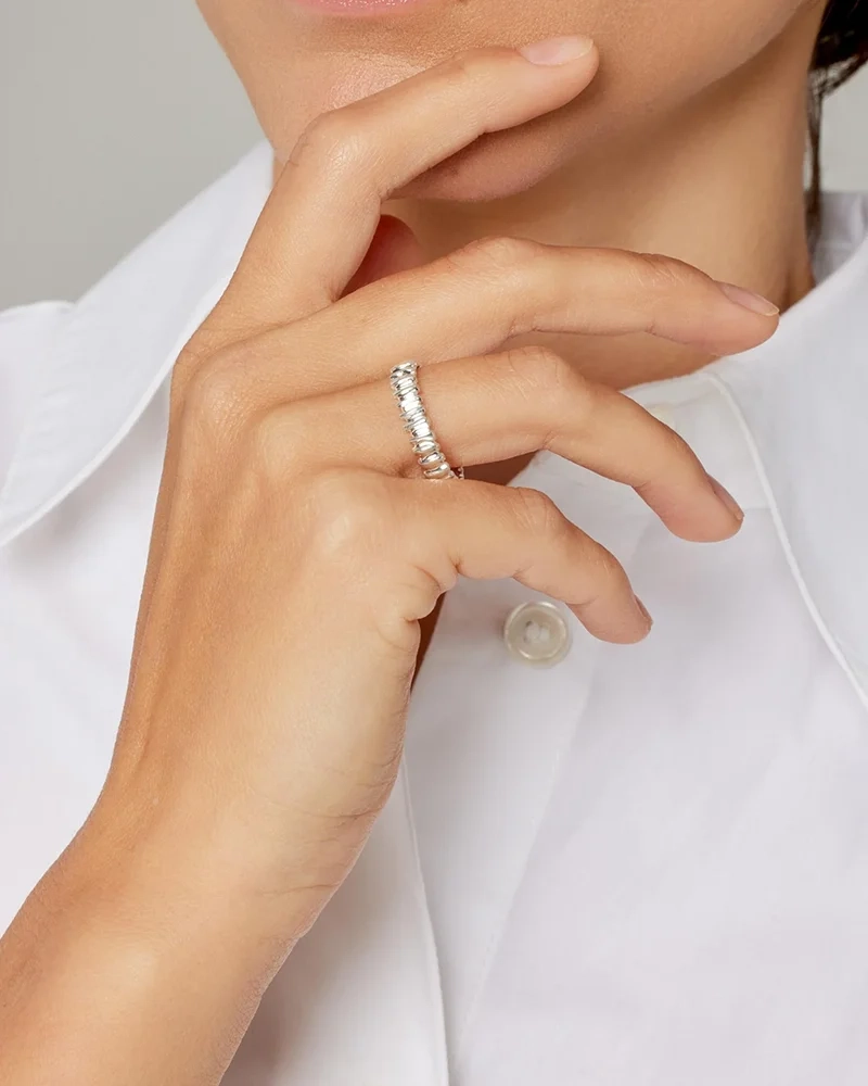Les Roches Drop Ring i återvunnet silver med organisk form inspirerad av staplade stenar