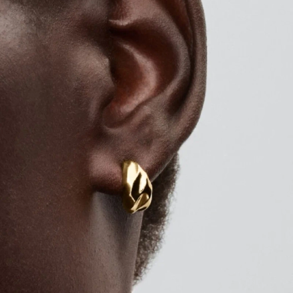 Räfflade öppna hoops i guld från Pandora Essence kollektionen. Skapar en unik känsla med vågigt designmönster och fjärilslås för säker passform hela dagen. Ge din stil en extra glamourös touch.