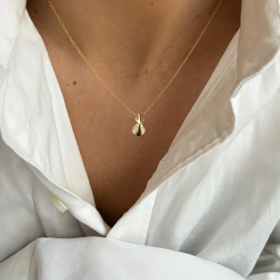 halsband i 18K guld med droppformad detalj och blanka ytor