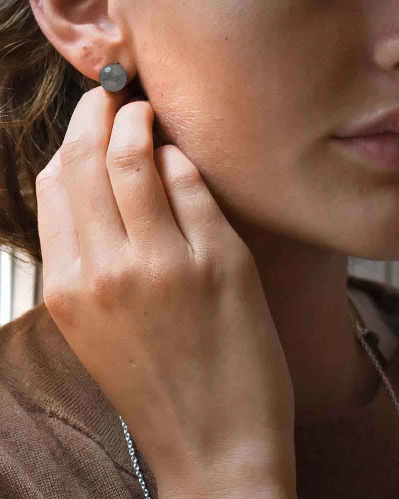 Moon Studs Smokey - Drakenberg Sjölin Örhängen - Snabb frakt & paketinslagning - Nordicspectra.se