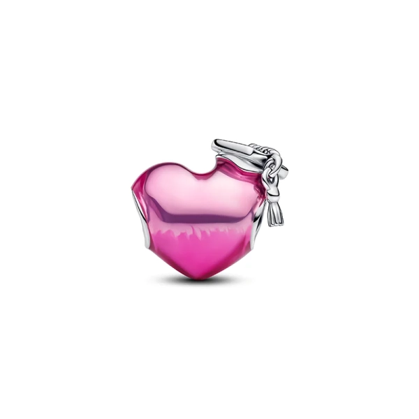 Hjärtformad Examensberlock 2025 från Pandora. En symbol för dina framgångar med examensmössa på rosa emaljerat hjärta i sterlingsilver.
