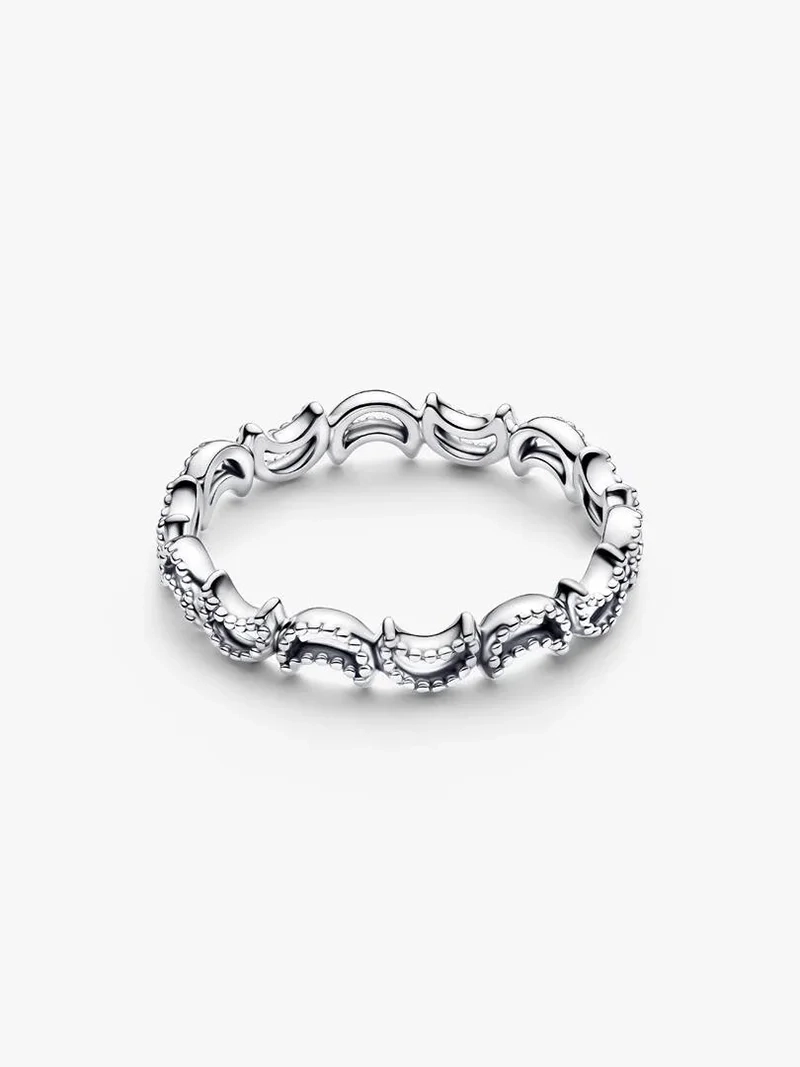 En vacker ring från Pandora med en halvmåne i sterlingsilver smyckad med pärlor som bildar en förtrollande rad av sammanlänkade månar.