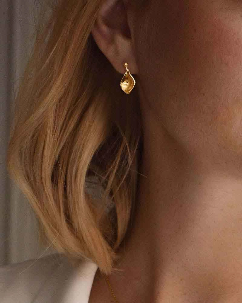 Gaias Grace Studs Gold - Drakenberg Sjölin Örhängen - Snabb frakt & paketinslagning - Nordicspectra.se