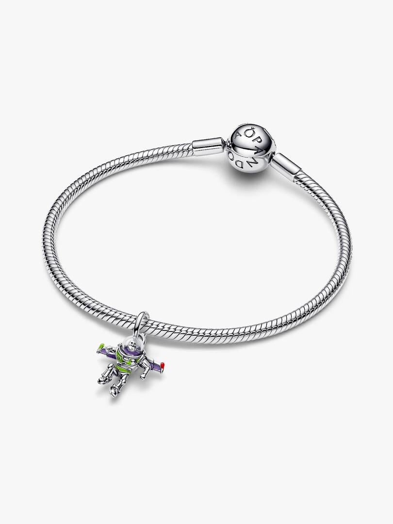 Disney Pixar Buzz Lightyear Hängberlock i silver från Pandora med färgglada emaljdetaljer och ”ANDY” graverat under foten.