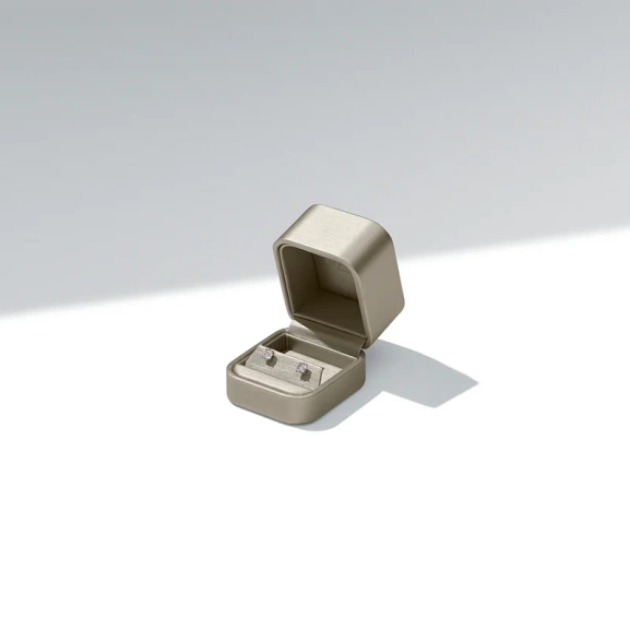 Venice Medio Earrings i 14K guld med gnistrande syntetiska diamanter från Sif Jakobs