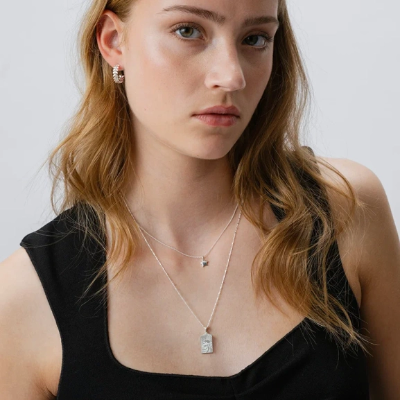 Lucky Coin Keep Dreaming Necklace Silver från Syster P i återvunnet sterlingsilver med paradisdesign och "Keep dreaming"-gravyr