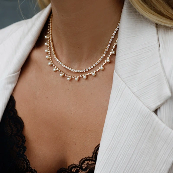 Lily Necklace Gold Pearl - Caroline Svedbom - Snabb frakt & paketinslagning - Nordic Spectra