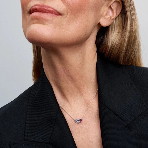 Presentset med stiftörhängen och halsband med dubbla hjärtan och glittrande stenar. Symboliserar kärlek och betydelse. Levereras presentinslaget för hand.