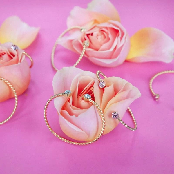Mini Twisted Bracelet Gold Light Rose - Caroline Svedbom - Snabb frakt & paketinslagning - Nordicspectra.se