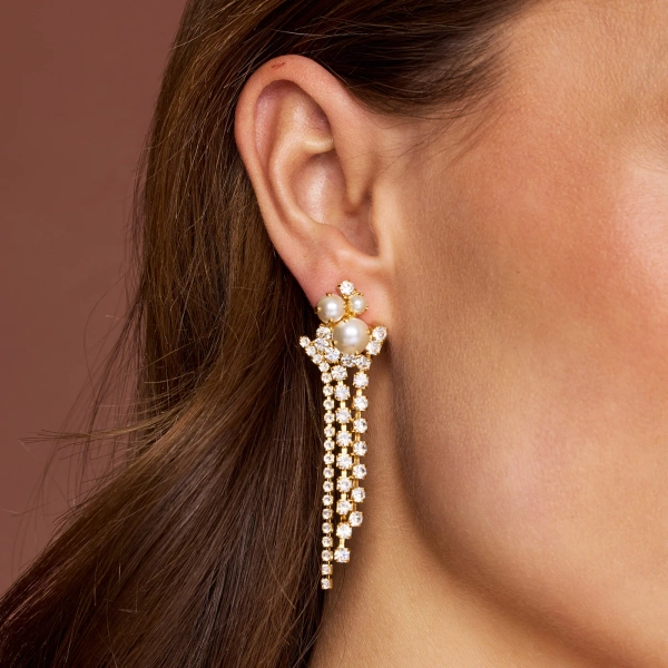 pitkät ketjut ja kimaltelevia Swarovski-kristalleja.
