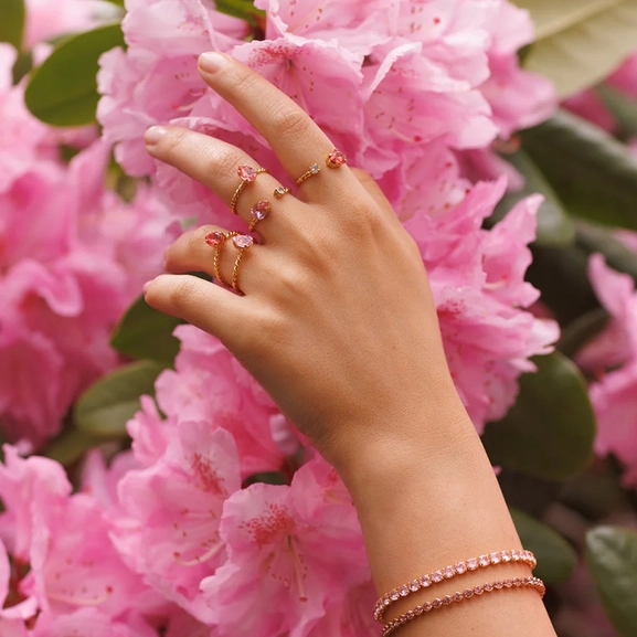 Niki Ring Gold Rose Peach - Caroline Svedbom - Snabb frakt & paketinslagning - Nordicspectra.se