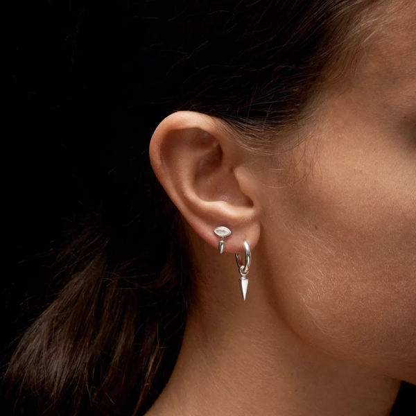 Tiny Poison Arrow Earring - Maria Nilsdotter - 1-2 dagars leverans - Nordic Spectra