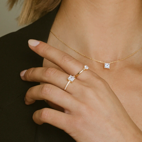 elegant ring i 18K guldpläterat silver med gnistrande cubic zirconia.