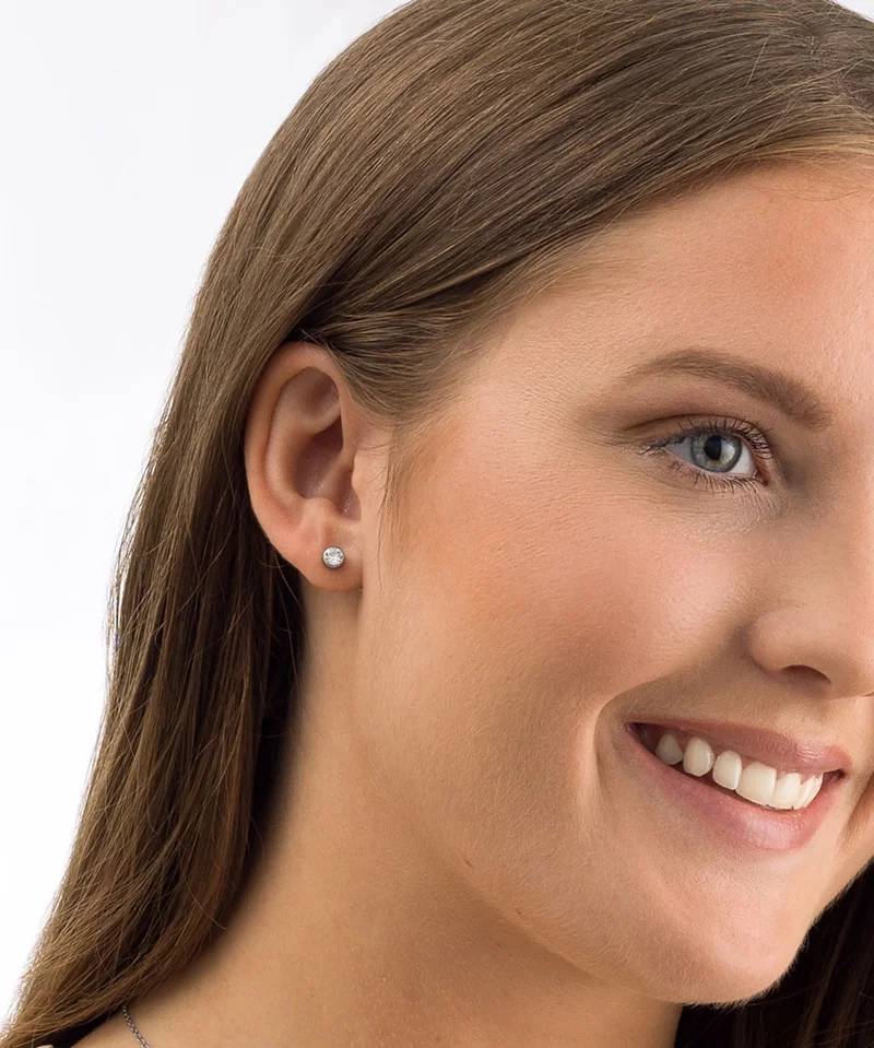 Klassiskt örhänge i medicinsk titan med 5 mm gnistrande cubic zirconia i stilren bezelinfattning.