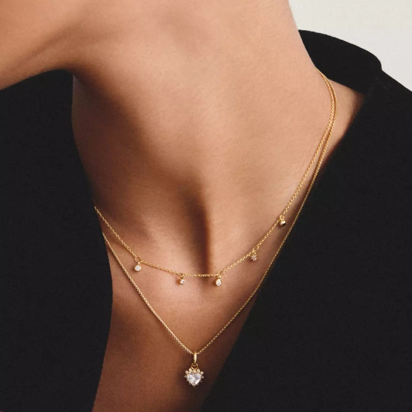 Hjärtformad Kristall Halsband Guld från Thomas Sabo med gnistrande zirkoniastenar och 18K guldplätering.