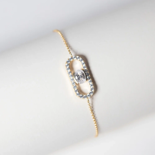 med gnistrande cubic zirconia på 18K guldpläterat silver.