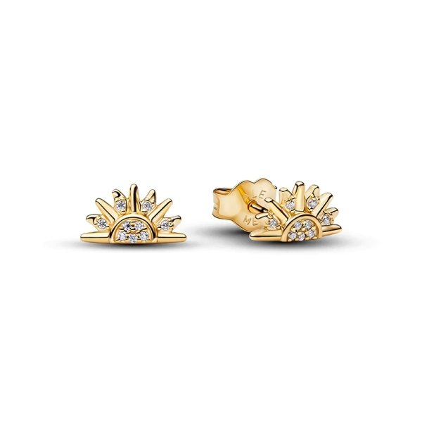 Himmelskt Glittrande Stiftörhängen Guld från Pandora med gnistrande cubic zirconia och 14K guldplätering på vit bakgrund.