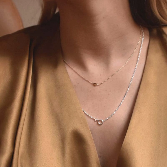Women Unite Small Necklace - Drakenberg Sjölin Halsband - Snabb frakt & paketinslagning - Nordicspectra.se