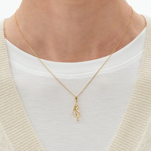 GJ_SS26_ECOM_ON_MODEL_FORGET_ME_KNOT_PENDANT_YG_20001680