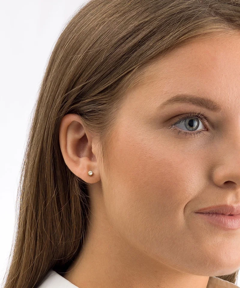 Stilrena stiftörhängen i guldfärgad medicinsk titan med 4 mm kristall