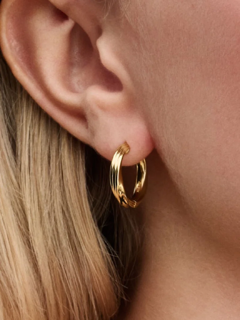 Eleganta vridna hoops i 14 karat guldpläterad design från Pandora Essence. Skapa en sofistikerad och elegant framtoning med dessa smycken som lyfter din stil till nya höjder.