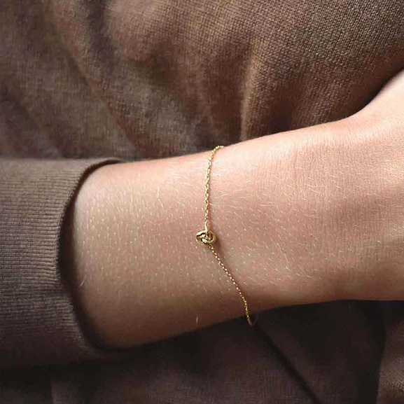 Le Knot Drop Bracelet Gold - Drakenberg Sjölin Armband - Snabb frakt & paketinslagning - Nordicspectra.se