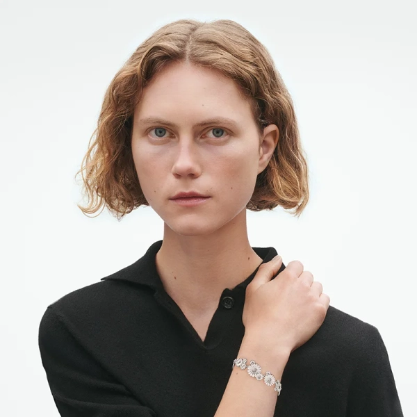 AW25_ECOM_ON-MODEL_DAISY_LAYERED_BRACELET_20001535
