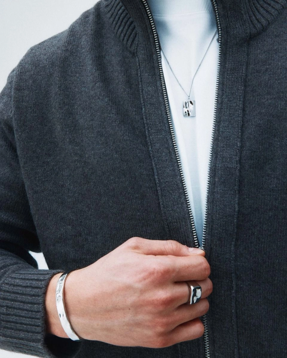 Halsband i polerat rostfritt stål med tunn kedja och hamrat