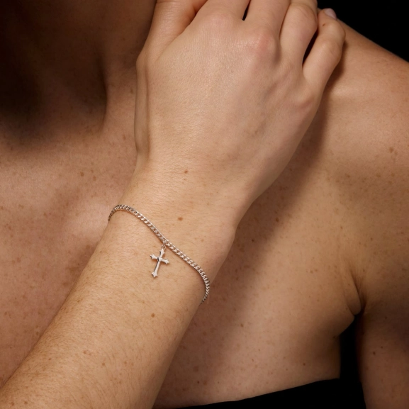 verzierte Armband „Tiny Devotion“ aus Silber von Maria Nilsdotter symbolisiert Treue und Stärke.