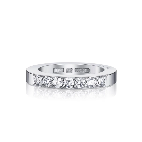 7 Stars & Signature Ring Platinum i platina med sju briljantslipade diamanter och Efva Attlings signatur på sidan.