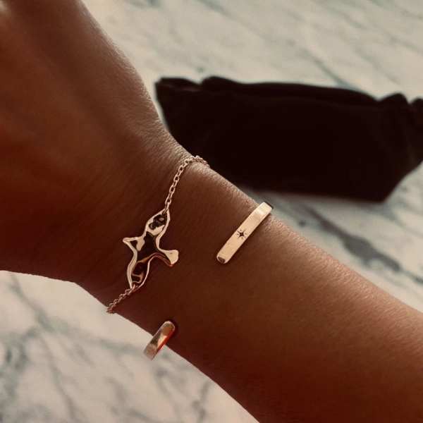 Organic Dove Bracelet Gold från Emma Israelsson i 18K guldförgylld mässing med justerbar längd och duvdesign för elegans och hopp.