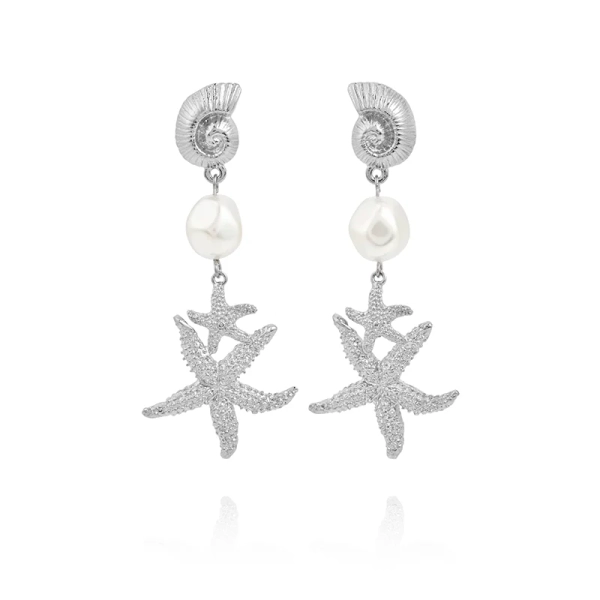 Seadora Statement Earrings i rhodiumpläterad mässing med korallinspirerade detaljer och skimrande Swarovski-pärla.